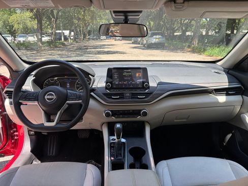 Used 2025 Nissan Altima 2.5 SV FWD image 33