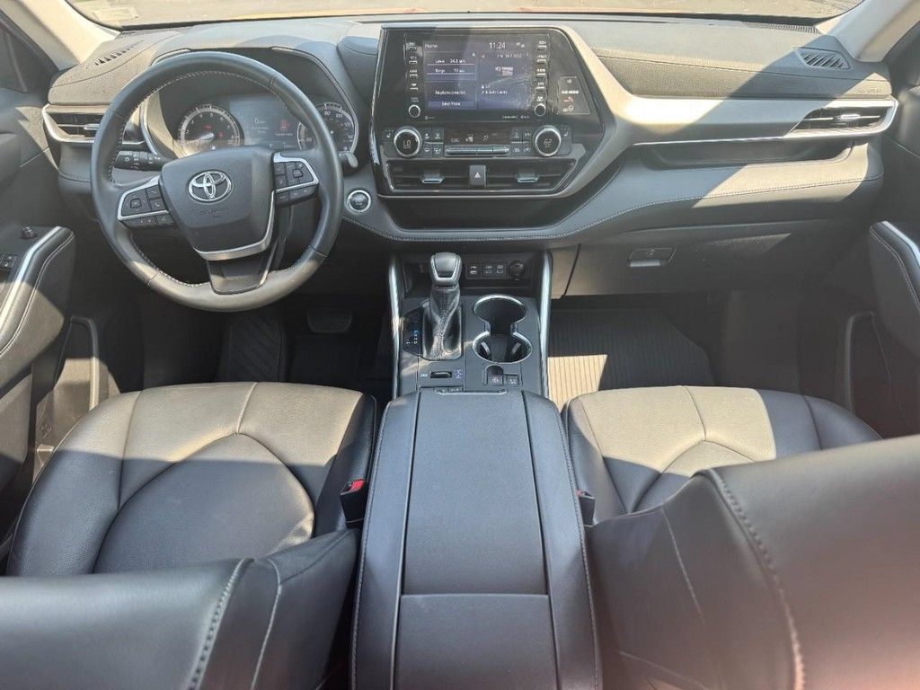Used 2022 Toyota Highlander XLE AWD/4WD image 18