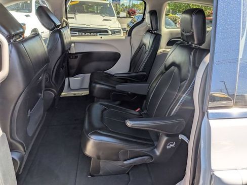 Used 2024 Chrysler Pacifica Touring-L FWD image 12