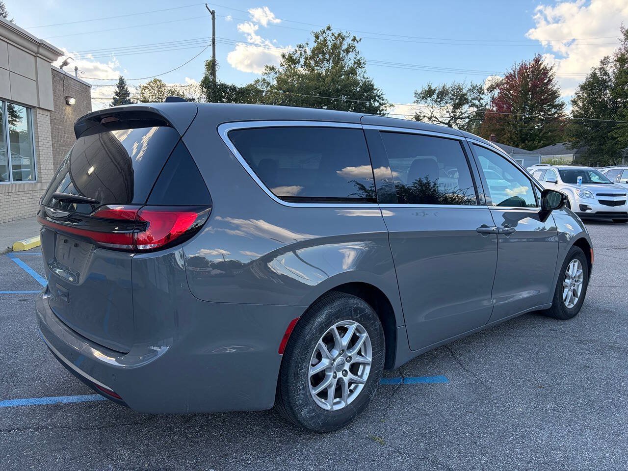 Used 2025 Chrysler Pacifica Select FWD image 5
