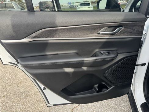 Used 2024 Jeep Grand Cherokee L Limited image 24