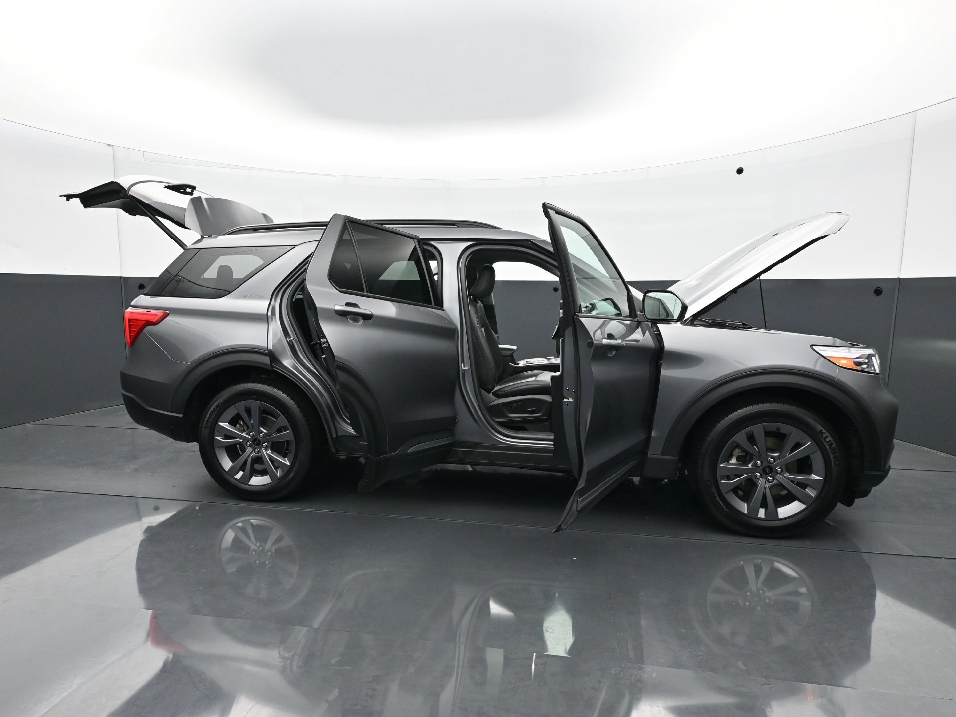 Used 2022 Ford Explorer XLT w/ Equipment Group 202A AWD/4WD image 38