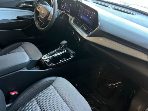 Used 2025 Chevrolet Trax LT FWD image 17