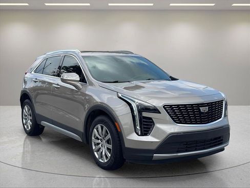 Used 2023 Cadillac XT4 Premium Luxury w/ Technology Package FWD image 7