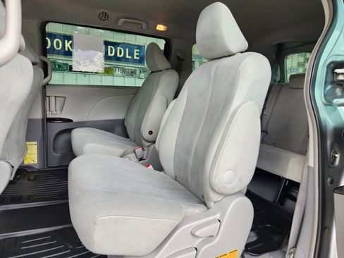 Used 2011 Toyota Sienna image 4