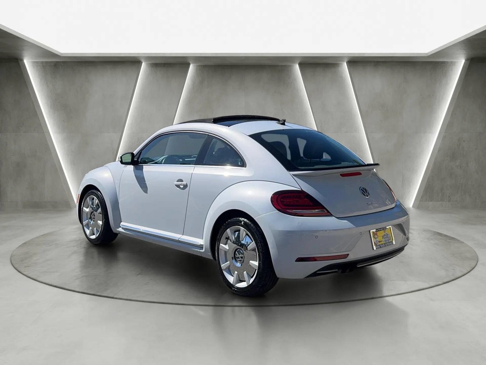 Used 2018 Volkswagen Beetle 2.0T SE w/ SE Premium Package FWD image 5