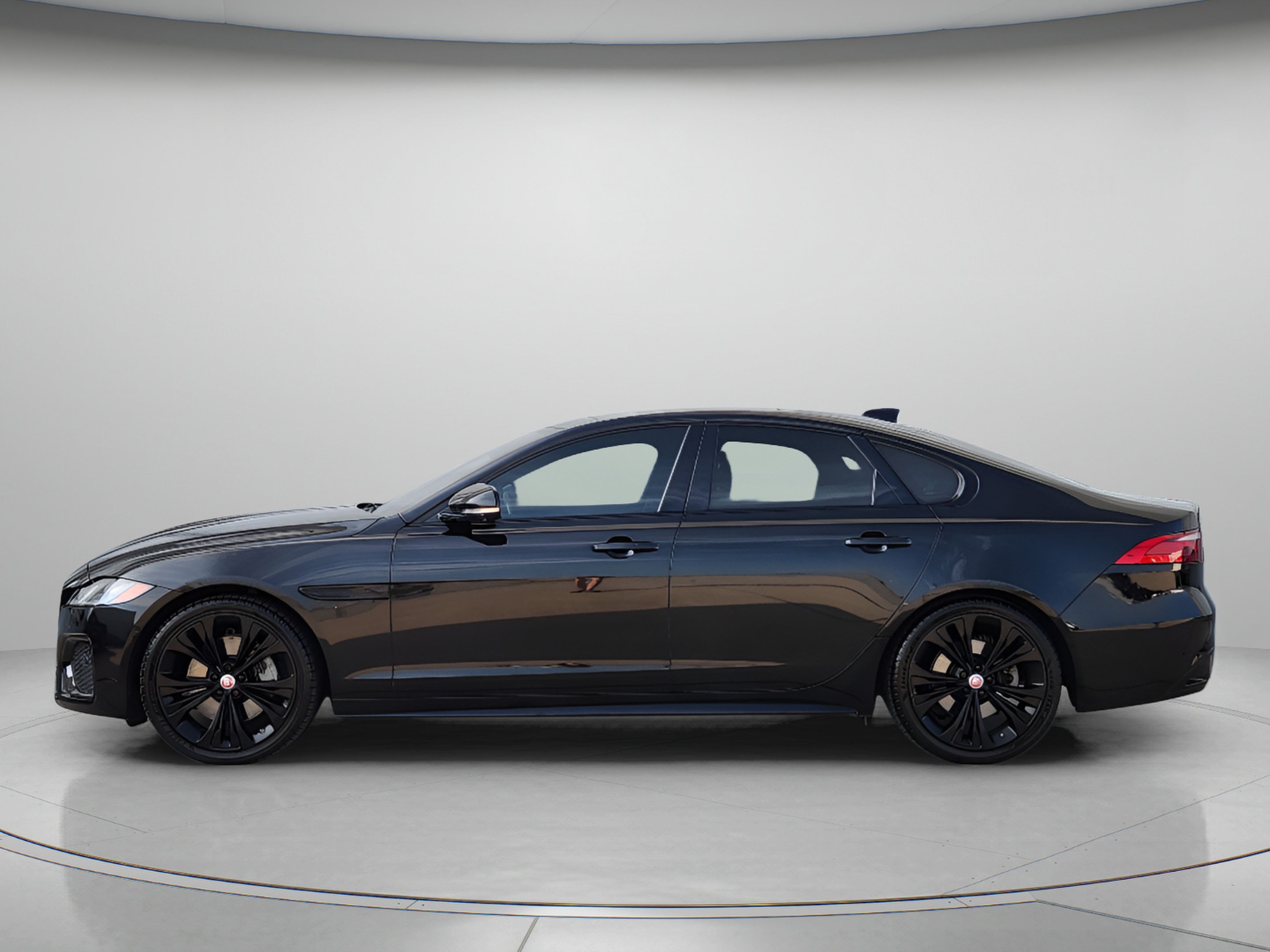 Used 2021 Jaguar XF R-Dynamic SE AWD/4WD image 2