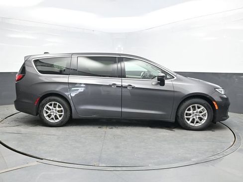 Used 2023 Chrysler Pacifica Touring-L FWD image 8