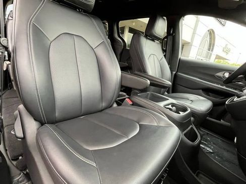 Used 2025 Chrysler Pacifica Select FWD image 28