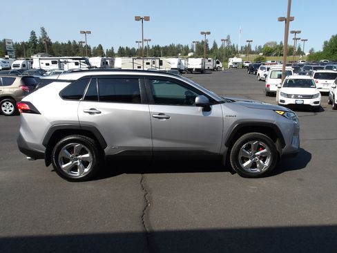 Used 2021 Toyota RAV4 XLE image 6