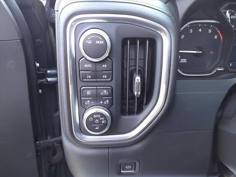 Used 2022 GMC Sierra 1500 SLT w/ SLT Convenience Package AWD/4WD image 17
