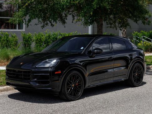 Used 2025 Porsche Cayenne GTS AWD/4WD image 18