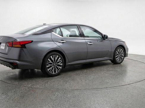 Used 2025 Nissan Altima 2.5 SV FWD image 9