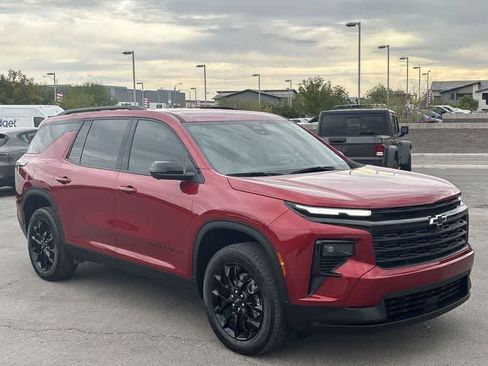 Used 2024 Chevrolet Traverse LT w/ Midnight/Sport Edition image 2