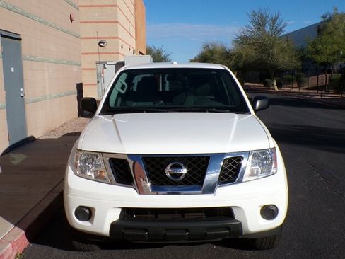 Used 2018 Nissan Frontier SV image 2