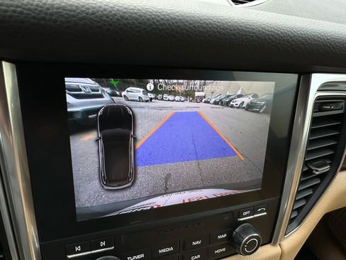 Used 2018 Porsche Macan w/ Premium Package Plus image 29