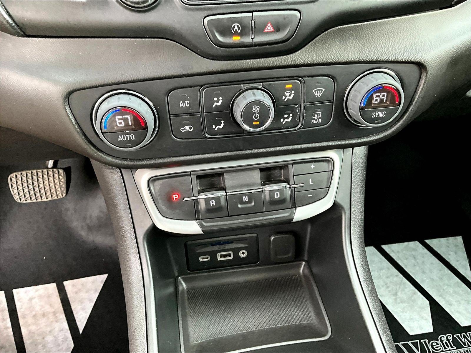 Used 2022 GMC Terrain SLT w/ LPO, 'HIT The Road' Package FWD image 38