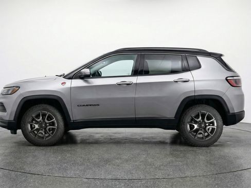 Used 2025 Jeep Compass Trailhawk AWD/4WD image 5