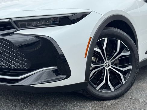 Used 2023 Toyota Crown Limited image 5