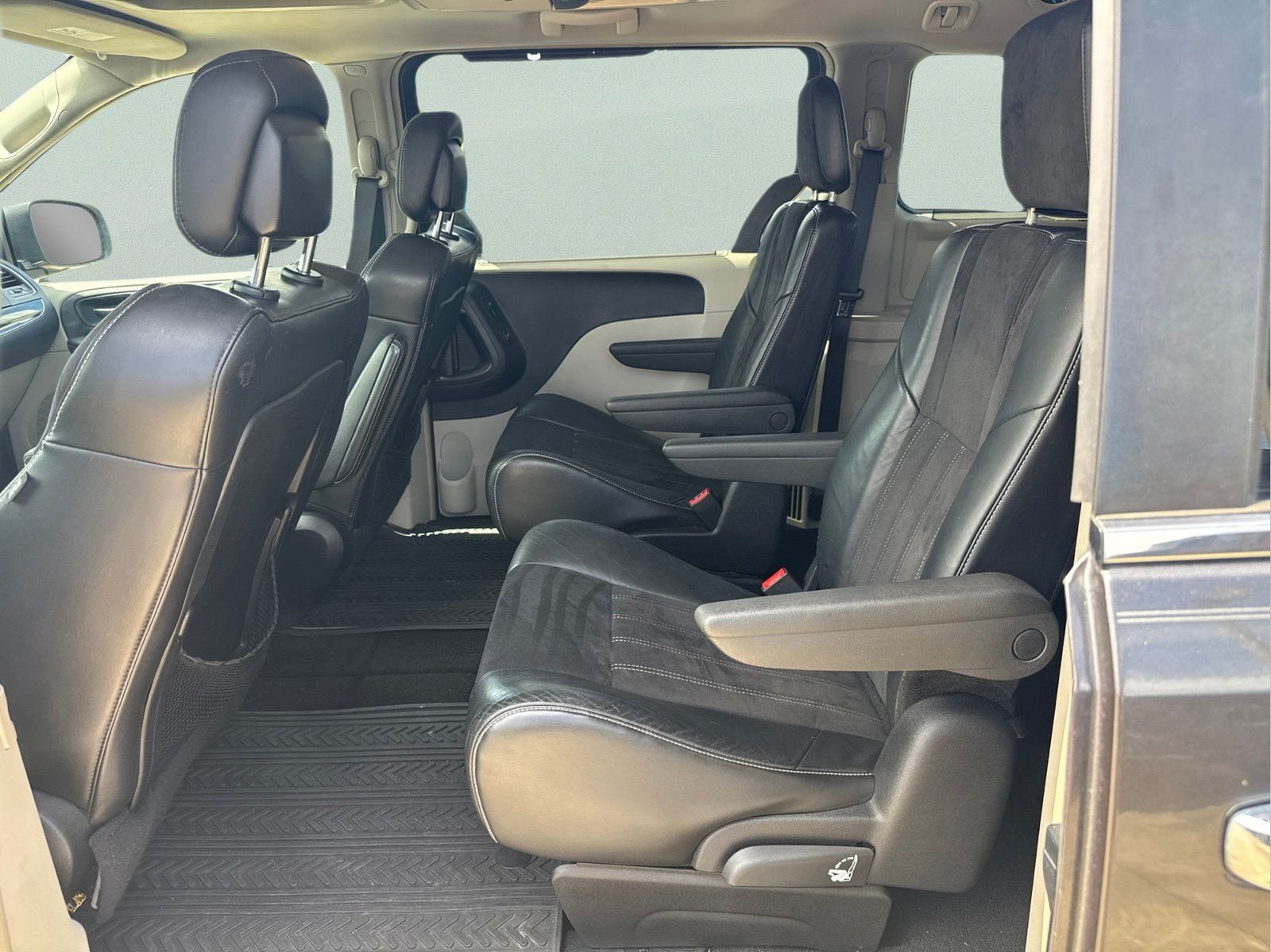 Certified 2016 Chrysler Town & Country Limited FWD image 37