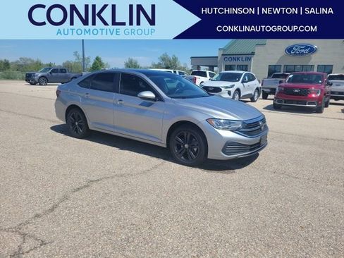 Used 2024 Volkswagen Jetta SE image 1