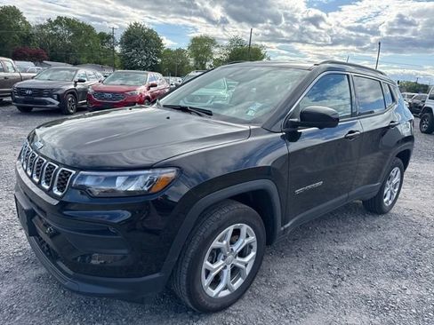 Used 2024 Jeep Compass Latitude w/ Convenience Group AWD/4WD image 2