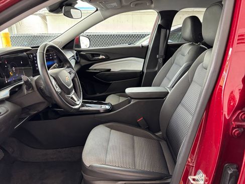 Used 2025 Chevrolet Trax LT w/ LT Convenience Package FWD image 27