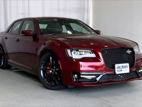 Used 2023 Chrysler 300 C image 1