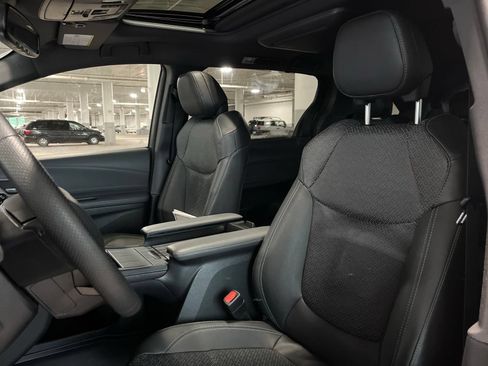 Used 2023 Toyota Sienna XSE AWD/4WD image 17