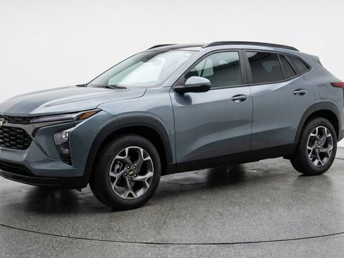 Used 2025 Chevrolet Trax LT w/ LT Convenience Package FWD image 3