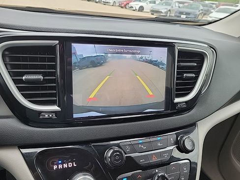 Used 2024 Chrysler Pacifica Touring-L FWD image 21