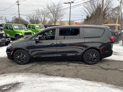 New 2023 Chrysler Pacifica Limited w/ Uconnect Theater Family Group