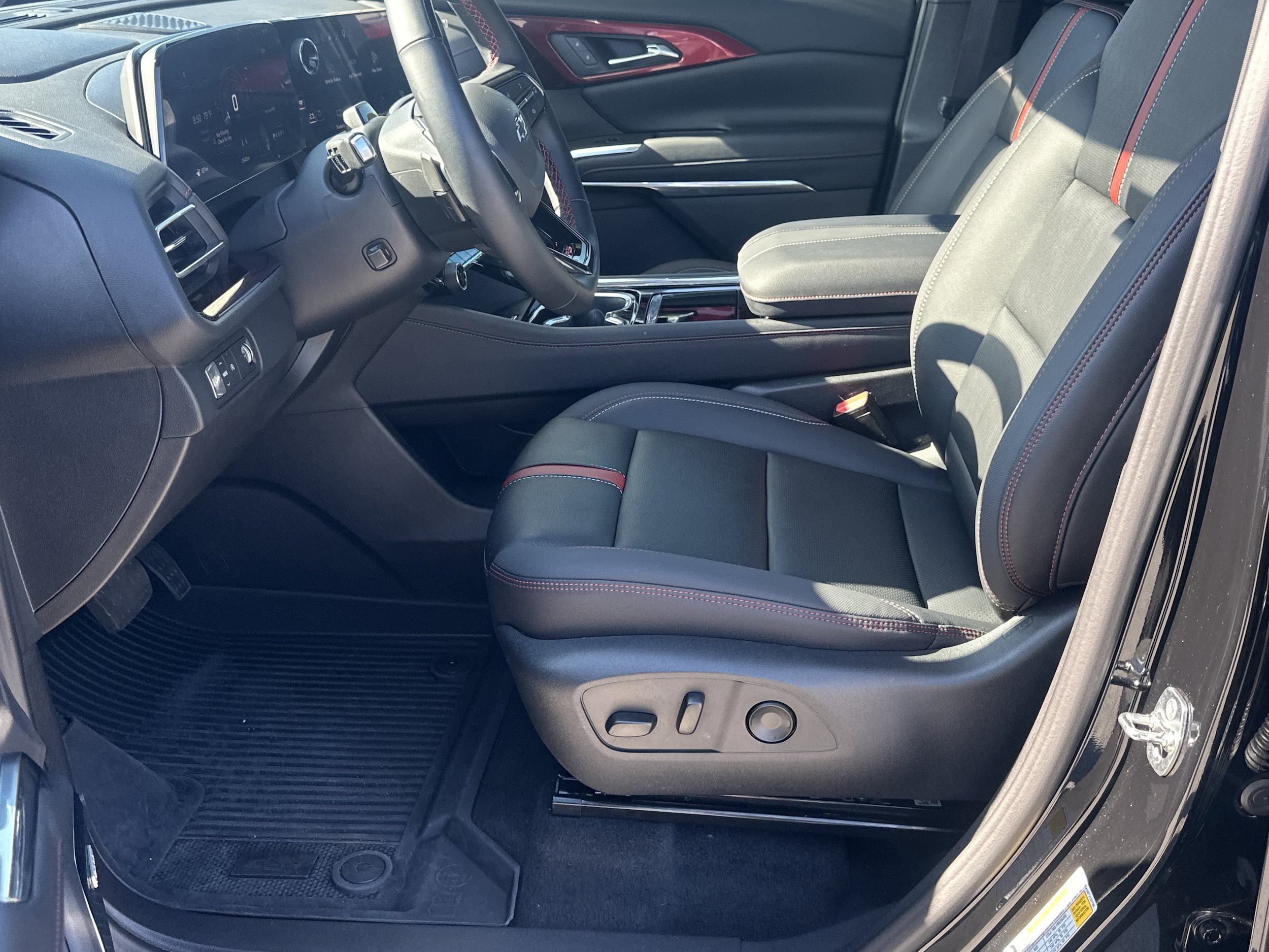 Used 2026 Chevrolet Traverse RS w/ LPO, Floor Liner Package FWD image 43
