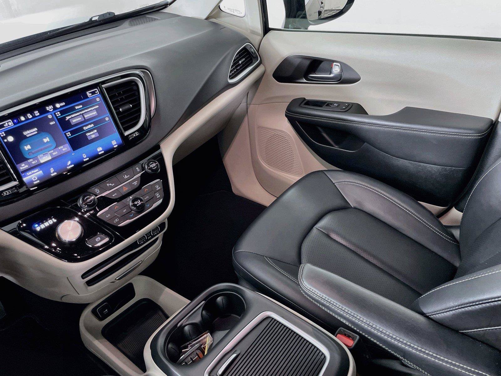 Used 2024 Chrysler Pacifica Touring-L FWD image 19