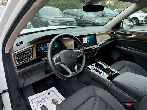 Used 2025 Volkswagen Atlas SE image 3