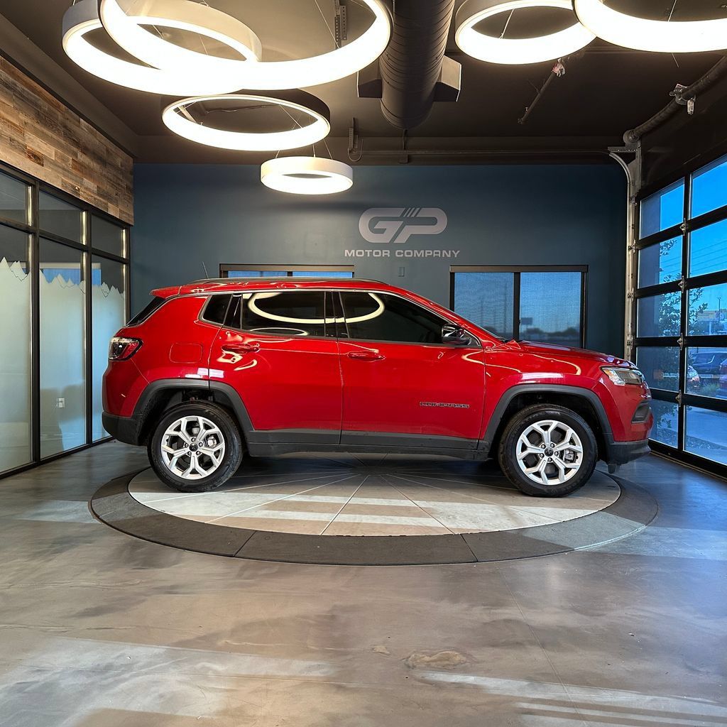 Used 2025 Jeep Compass Latitude AWD/4WD image 2