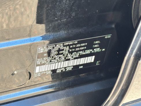 Certified 2024 Toyota Venza XLE image 30