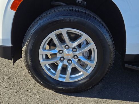 Used 2024 Chevrolet Suburban LT image 8