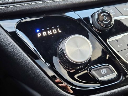 Used 2025 Chrysler Pacifica Limited image 30