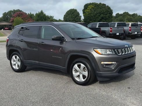 Used 2018 Jeep Compass Latitude w/ Popular Equipment Group FWD image 2