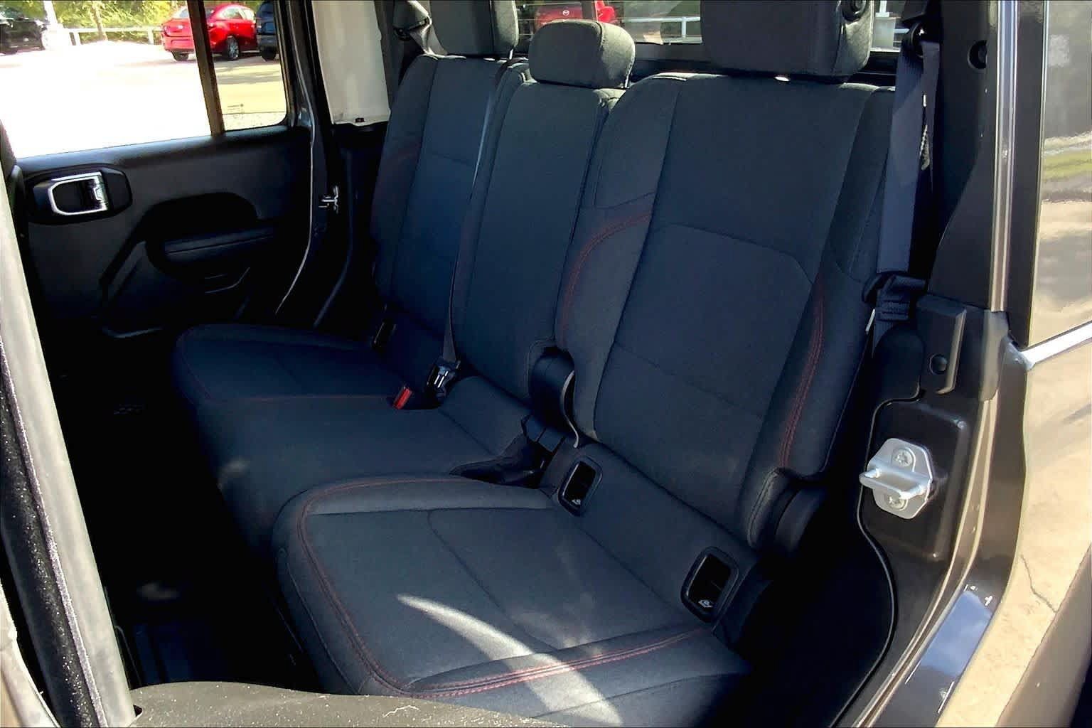 Used 2025 Jeep Gladiator Rubicon w/ Convenience Group AWD/4WD image 19