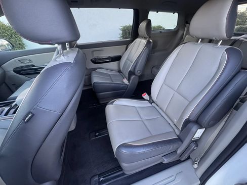 Used 2018 Kia Sedona SX FWD image 16