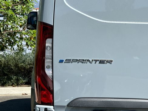 New 2024 Mercedes-Benz eSprinter 170 Cargo image 32