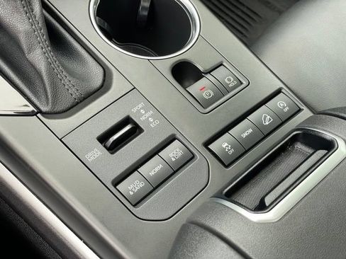 Used 2021 Toyota Highlander XLE AWD/4WD image 23