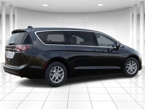 Used 2026 Chrysler Voyager LX image 4