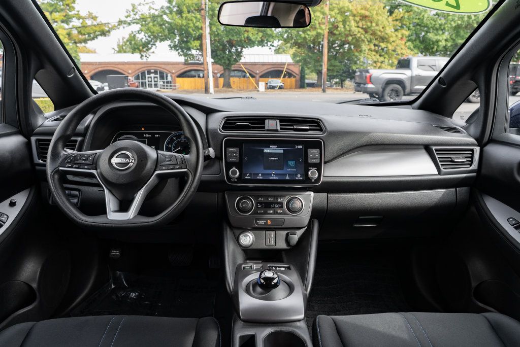 Used 2025 Nissan Leaf S FWD image 9