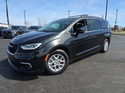 Used 2022 Chrysler Pacifica Touring-L image 2