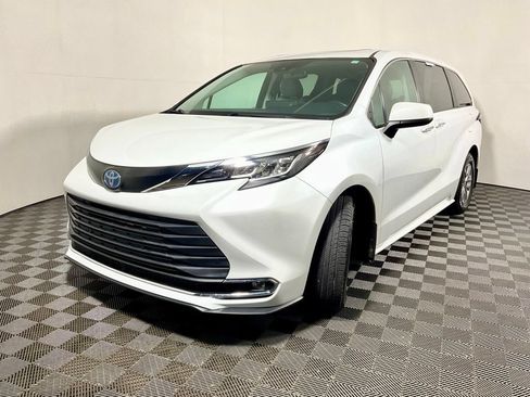 Used 2022 Toyota Sienna XLE FWD image 2