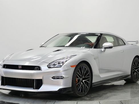 Used 2024 Nissan GT-R Premium w/ Premium Interior Package AWD/4WD image 5