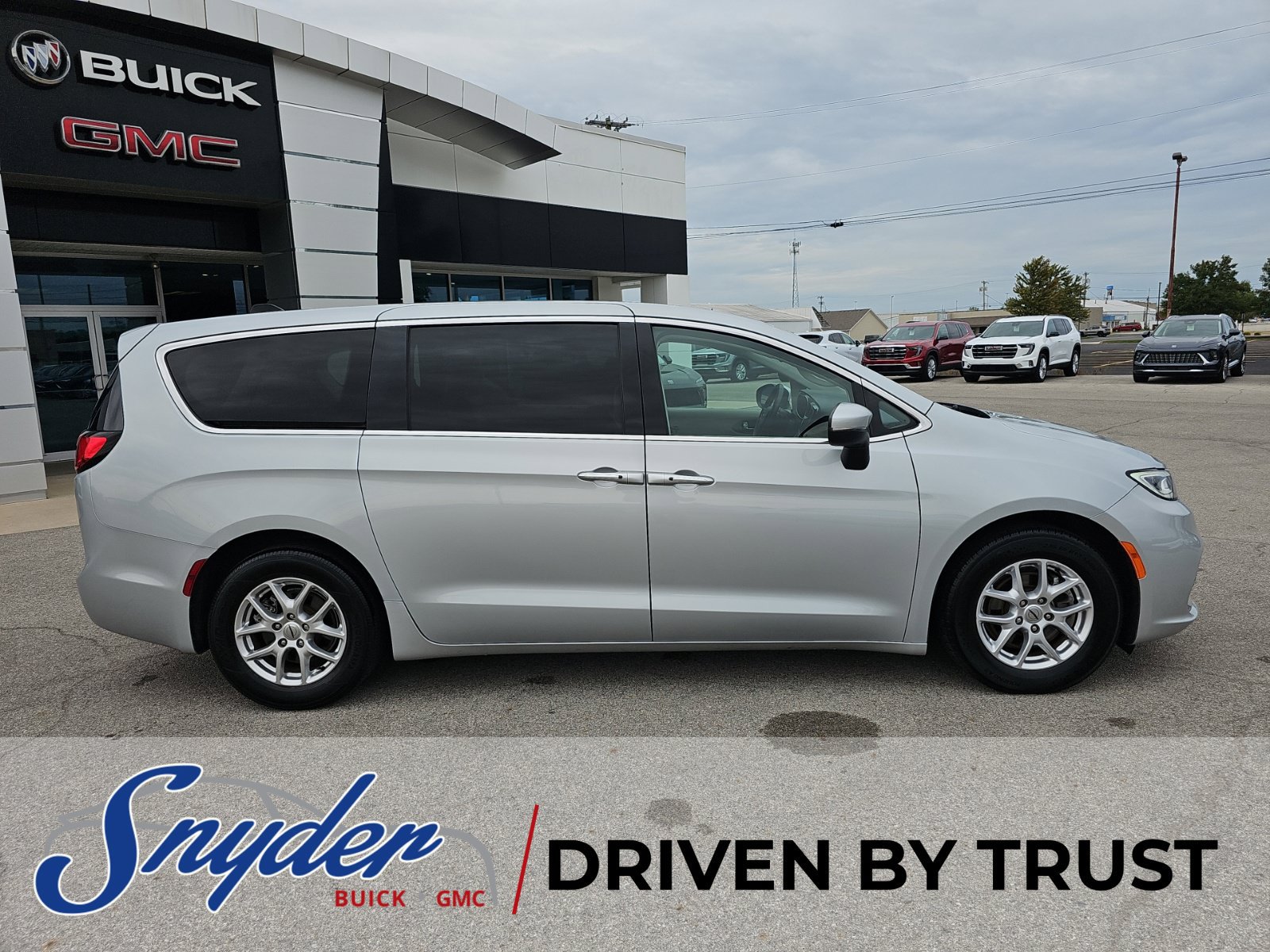 Used 2023 Chrysler Pacifica Touring-L FWD image 33